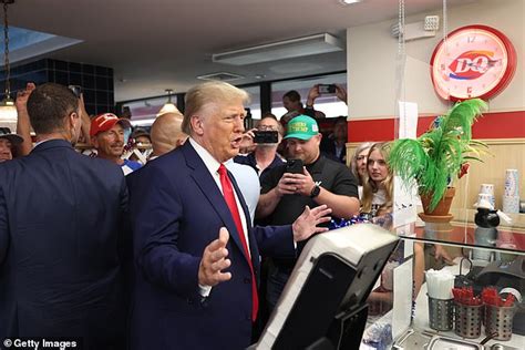 trump at dairy queen|Trump hands out ice cream at Iowa campaign stop